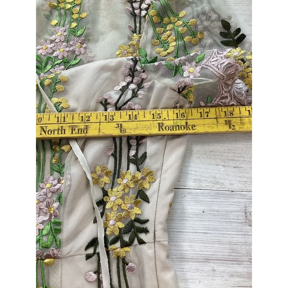 Cupcakes‎ And Cashmere Gram Lace And Embroidered Floral Dress Women's Size 6 - Picture 6 of 6